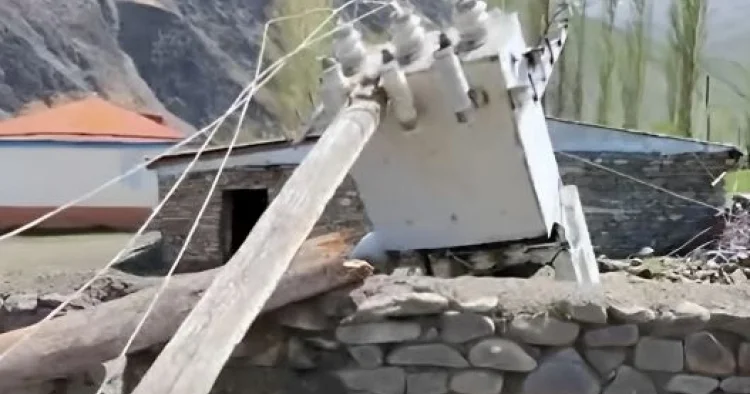 Cəlilabadda elektrik dirəkləri yanaraq aşıb