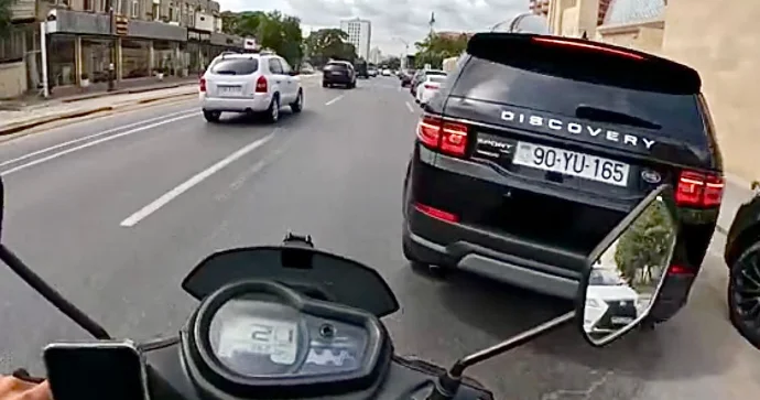 “Land Rover”i park edən sürücü motosikletçini heçə saydı 90 YU 165 VİDEO