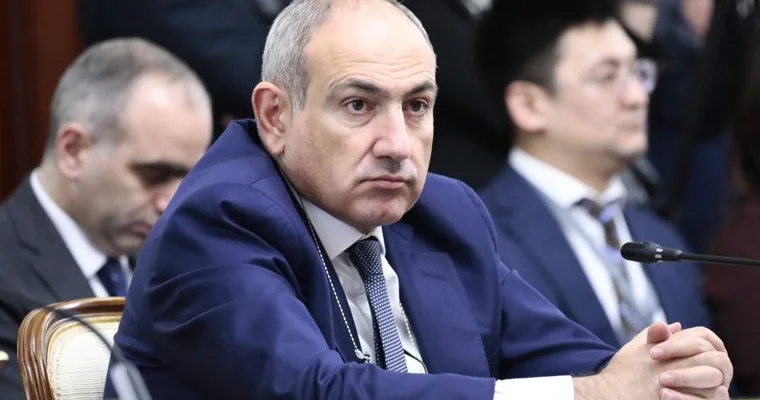 СМИ: Швейцария проверяет счета Пашиняна и его семьи