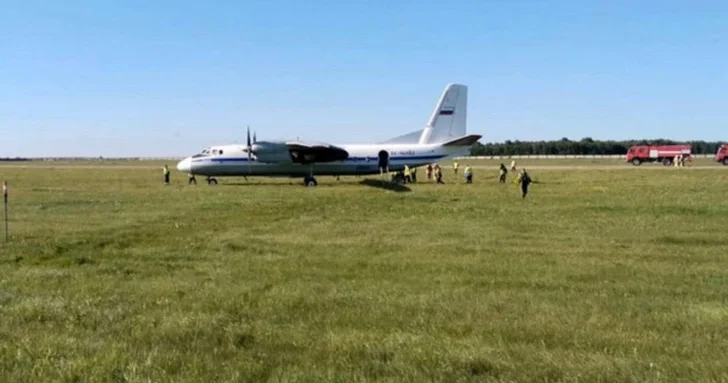 ЧП в Тюмени: Ан 24 с 40 пассажирами выкатился за пределы ВПП