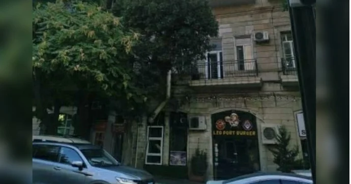 Restoranın tüstü bacası yaşayış binasının sakinlərinə problem yaradır ŞİKAYƏT FOTO