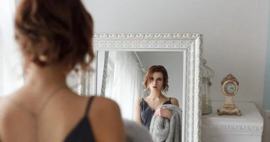 Güzgüyə tez tez baxmağın səbəbi nədir? Mütəxəssislərdən açıqlama