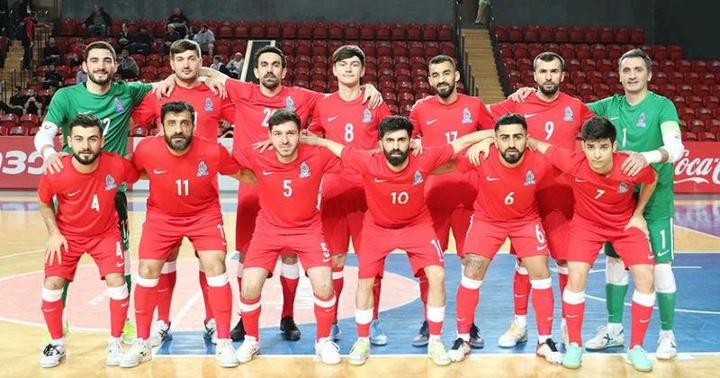 Milli 16 oyunçu ilə başladı