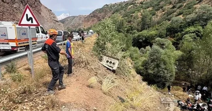 Mikroavtobus dərəyə aşdı: 4 ölü, 10 yaralı Foto