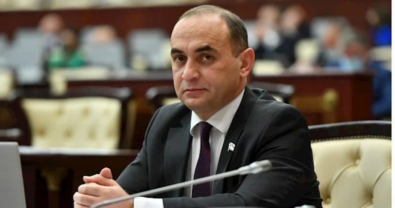 Deputat zibil təmizlədi “Təmiz şəhər istəyiriksə, özümüzdən başlayaq”