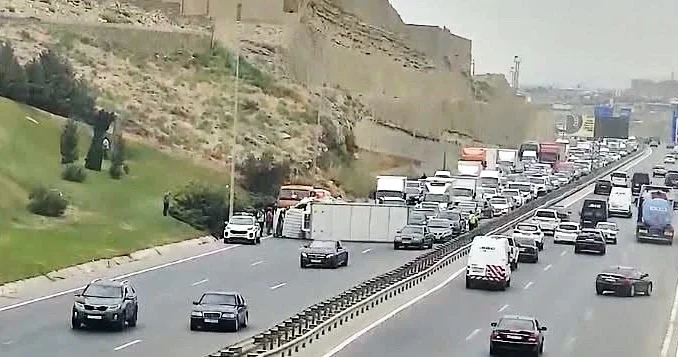 Bakıda TIR xaosu: Ağır tonnajlı maşınlar yollarda “durna qatarı”na çevrildi