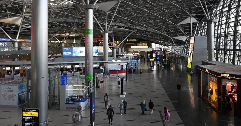Təyyarə aeroporta 4 saat eniş edə bilmədi