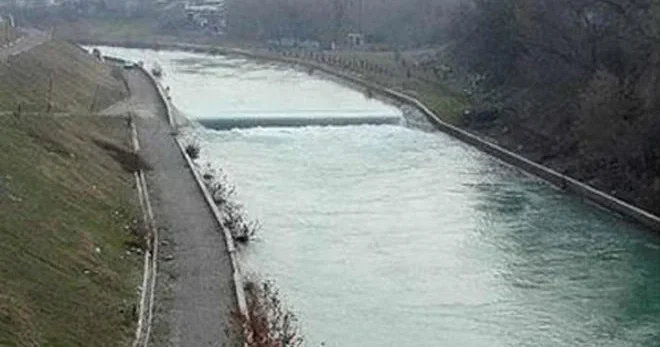 Maşın su kanalına düşdü: ölənlər var
