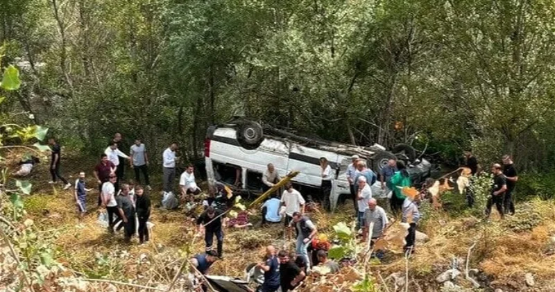 В Турции микроавтобус улетел в кювет, не выжили четыре человека