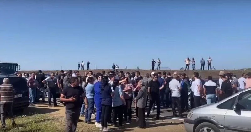 Ermənistanda fermerlər şaftalının ucuz qiymətə satılmasına etiraz olaraq yolu bağlayıblar