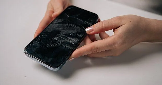Раскрыт порядок действий при замене разбитого стекла смартфона