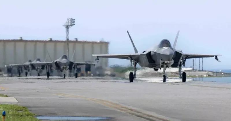 Истребитель F 15 застрял на полосе аэропорта в Японии
