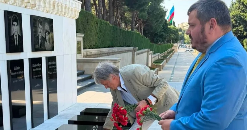 Виктор Ющенко посетил Аллею шехидов и почтил память национального героя Азербайджана ФОТО
