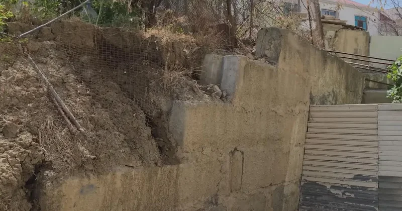 Bakıda yaşayış binası təhlükədə: Torpaq sürüşməsi getdikcə artır VİDEO