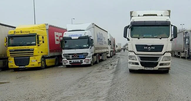 Azərbaycan Gürcüstan sərhəddində tırların böyük növbəsi yaranıb