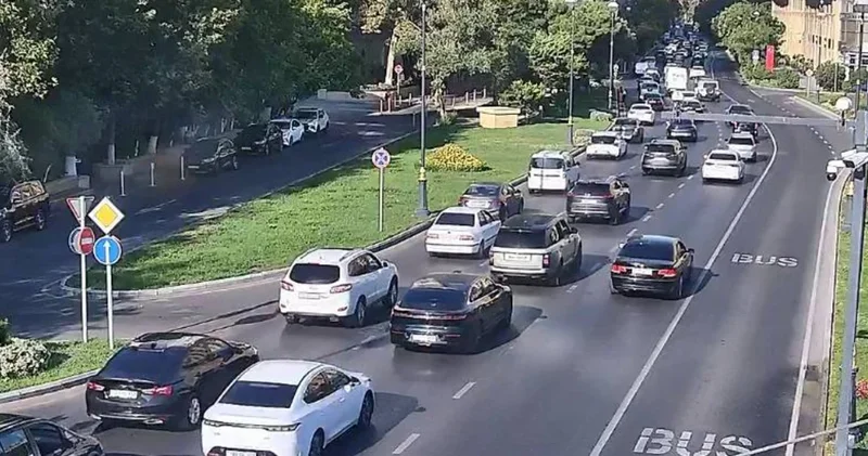 На ряде улиц и проспектов Баку затруднено движение транспорта