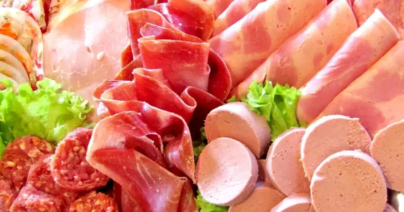 Kolbasa alarkən qablaşdırmada bu əlamətlərə baxın Açıqlama