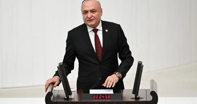 Türkiyəli deputat keçmiş partiyadaşı tərəfindən bıçaqlanıb