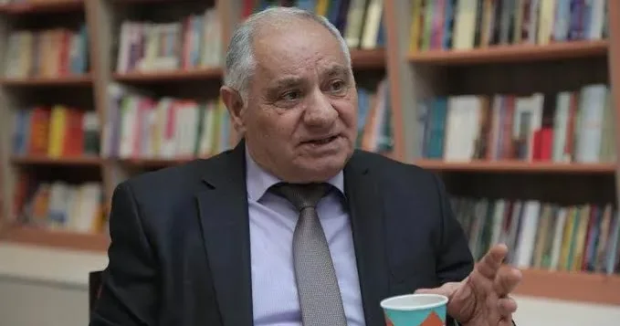 Moskva rus ayısının jestləri ilə davranır Qulu Məhərrəmli