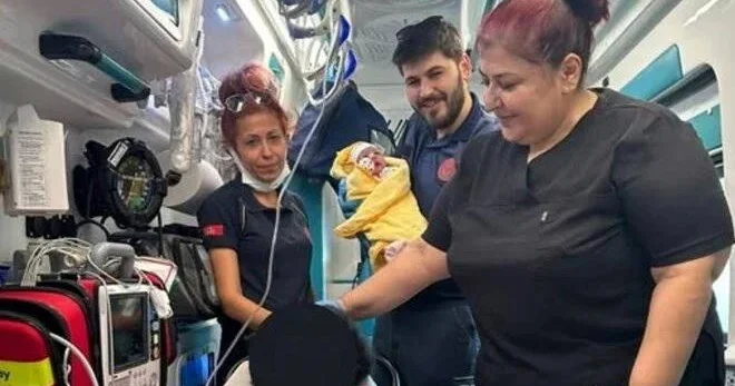 Xəstəxanaya yetişə bilmədi, qadın təcili yardım maşınında doğuş etdi