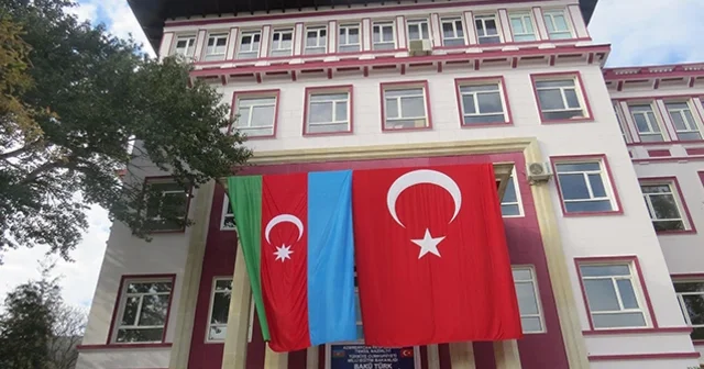 Bakı Türk Anadolu Liseyində gərginlik: Valideyn və şagirdlər ayağa qalxdı VİDEO