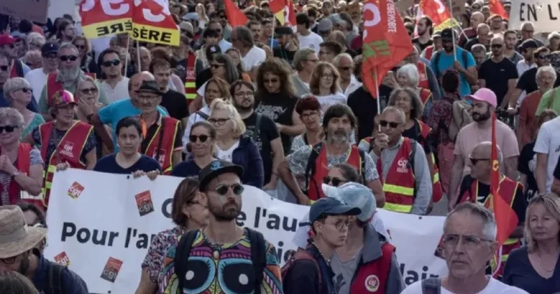 Fransızların əksəriyyəti etiraz aksiyalarını dəstəkləyir SORĞU