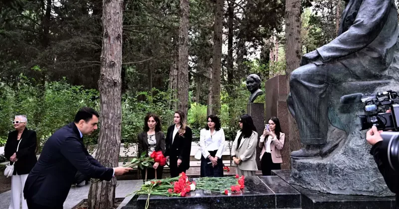 Nazir və Xalq artistləri Üzeyir Hacıbəylinin məzarı başında