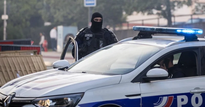 Fransada polis uşaqlara maçete ilə hücum edən şəxsi güllələyib