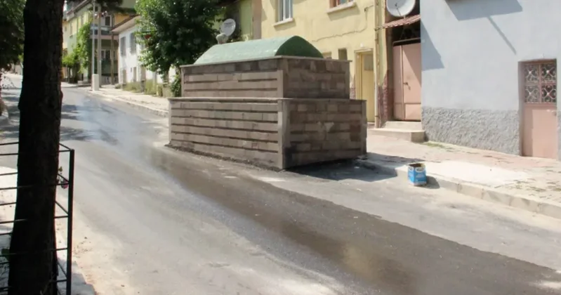 60 ildir yolun ortasında qalan türbə: Qaldırmaq istəyən texniki vasitələr sınır