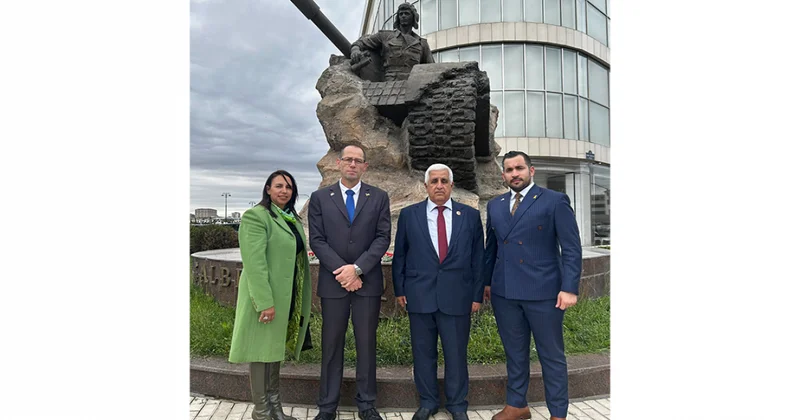 İsrail səfiri Albert Aqarunovun abidəsini ziyarət edib
