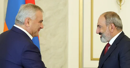 Paşinyanın reytinqi azalıb, məşhur iş adamı ona çatır