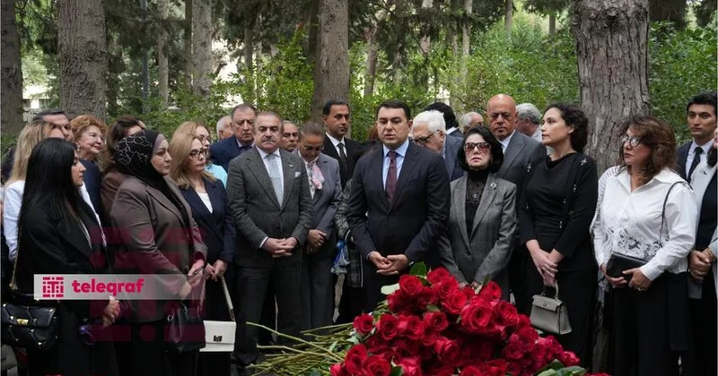 Mədəniyyət naziri və incəsənət xadimləri Üzeyir Hacıbəylinin məzarını ziyarət etdilər
