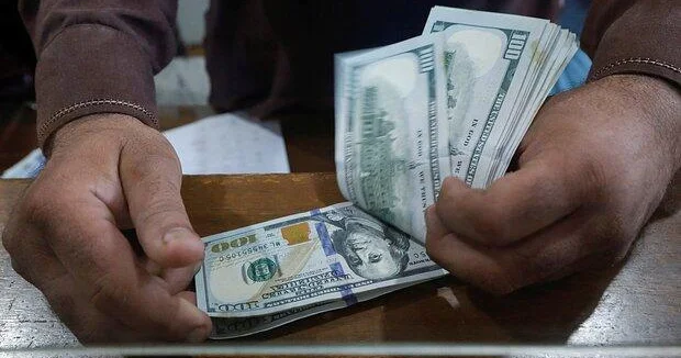 Одна страна начала распродавать доллары из за проблем в экономике