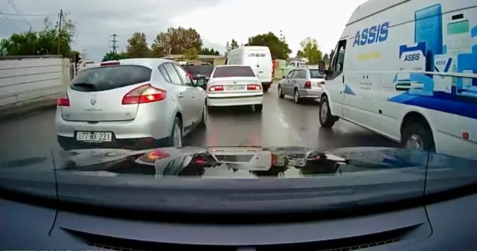 Əks yola çıxan sürücü qarşıdan maşının gəldiyini görərək təhlükə yaratdı VİDEO