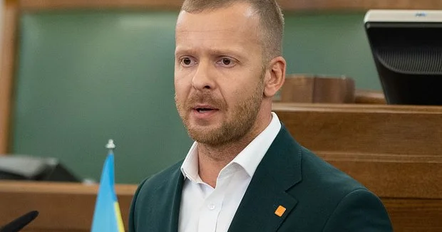 Latviyada millət vəkili parlamentdə saxlanılıb...