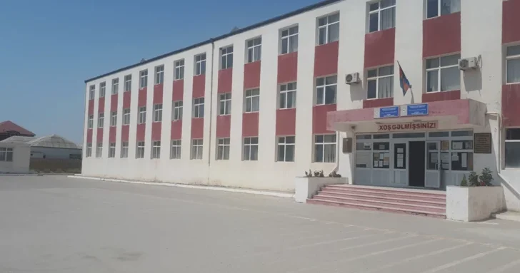 С родителей учеников в бакинской школе собирают деньги?