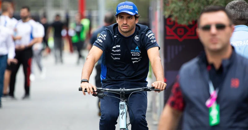 Formula 1 pilotları Paddock da: Yarışa sayılı saatlar qaldı