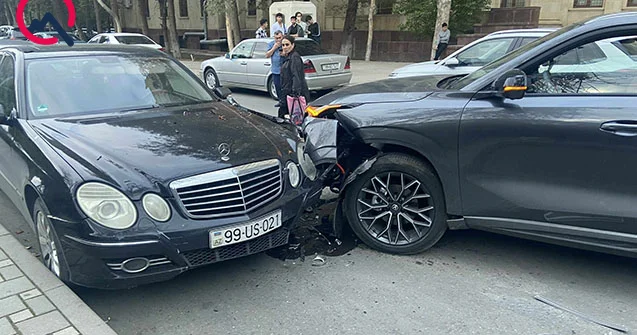 AMEA nın həyətində zəncirvari qəza Fotolar