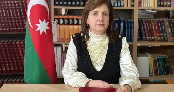 Распространилась аудиозапись директора школы в Баку: Правильно и делала, что брала деньги
