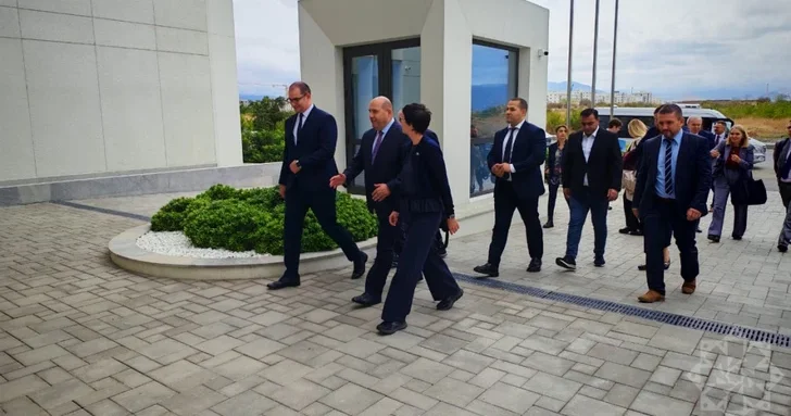 Комиссар ЕС по вопросам расширения прибыла в освобожденный от оккупации город Агдам