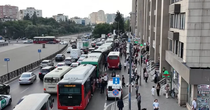 Автобусные маршруты в Баку не справляются с пассажиропотоком после начала учебного года