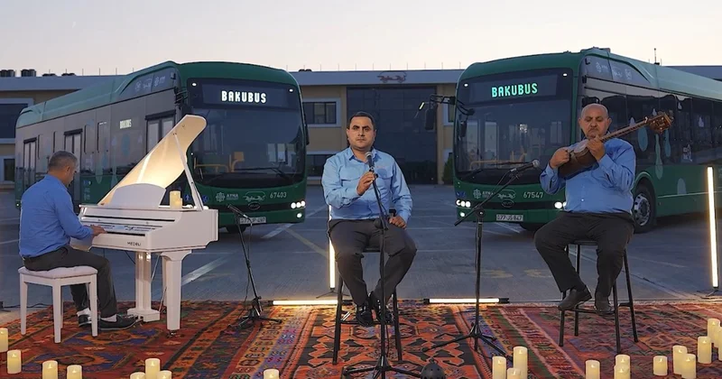 Avtobus sürücüləri “Vəfadarım mənim”i oxudu Video
