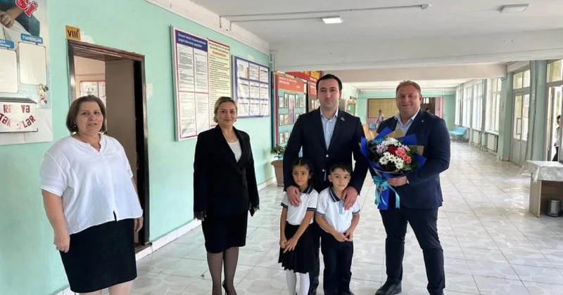 Deputat məktəblilərlə görüşüb