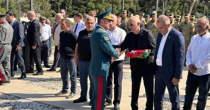 Generalın dəfnində onlar da iştirak etdi Foto