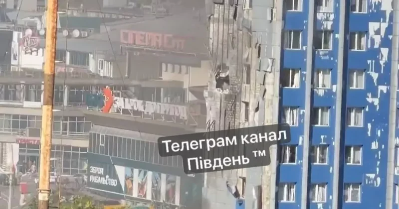 Россия ударила по многоэтажному жилому дому в Одессе ВИДЕО