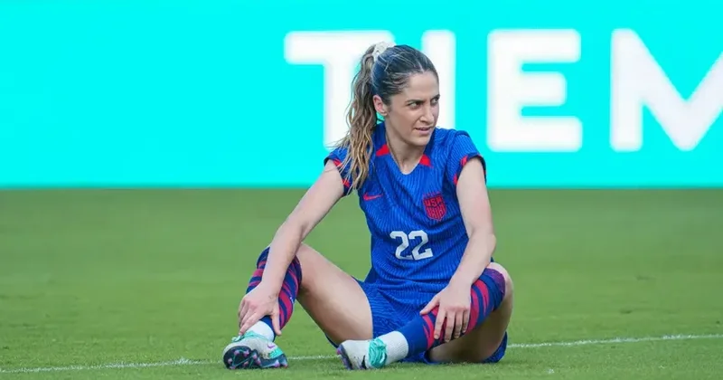 Stadionda ürəyi dayanan qadın futbolçu həkimləri məhkəməyə verdi FOTO