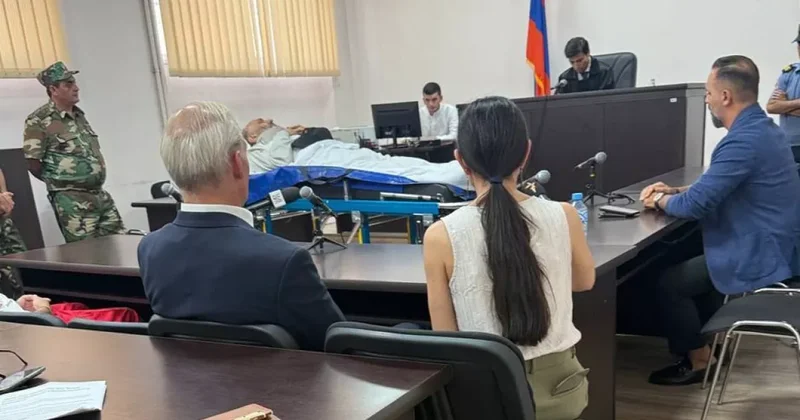 Кадры из суда: Хачатрян опять на носилках
