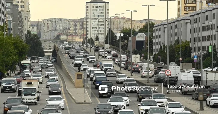 МВД Азербайджана предупреждает о заторах на восемнадцати дорогах Баку