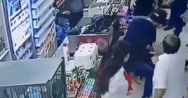 Bakıda kişi marketdə autizmli uşağının gözü qarşısında arvadını döydü VİDEO