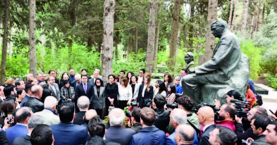 Dahi bəstəkar, görkəmli ictimai xadim, kamil şəxsiyyət